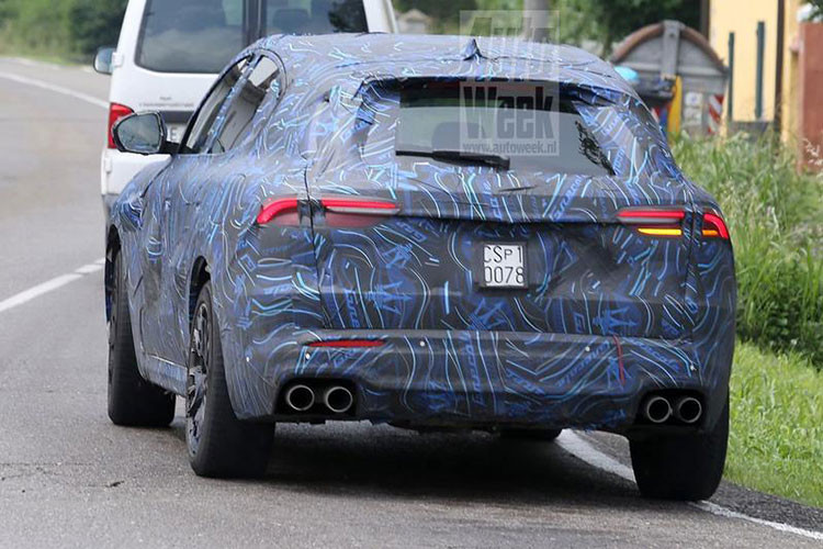 Phần thân trên của xe cũng được làm gọn gàng và thanh thoát, nối liền với nửa thân dưới xe qua những đường gấp khúc rất mượt mà, tôn lên dáng vẻ thể thao cho mẫu xe gầm cao này. Cánh gió liền thân gắn ở trên nóc cửa cốp được làm gọn gàng và mềm mại. Nét thiết kế này dễ khiến nhiều người liên tưởng đến mẫu xe cực kỳ thành công của thương hiệu Porsche Đức - chính là Cayenne Coupe.