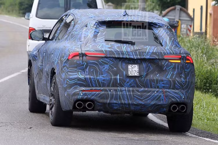 Phần thân trên của xe cũng được làm gọn gàng và thanh thoát, nối liền với nửa thân dưới xe qua những đường gấp khúc rất mượt mà, tôn lên dáng vẻ thể thao cho mẫu xe gầm cao này. Cánh gió liền thân gắn ở trên nóc cửa cốp được làm gọn gàng và mềm mại. Nét thiết kế này dễ khiến nhiều người liên tưởng đến mẫu xe cực kỳ thành công của thương hiệu Porsche Đức - chính là Cayenne Coupe.