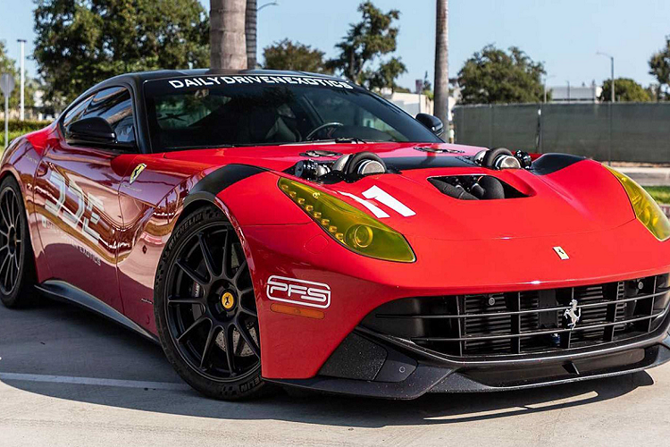 Về nguyên bản, Ferrari F12 Berlinetta mới có khả năng sản sinh công suất đầu ra lên tới 730 mã lực. Tuy nhiên, nhóm chơi xe Daily Driven Exotics vừa qua đã quyết định nâng cấp cho chiếc xe này nhiều chi tiết về động cơ, điển hình là bộ tăng áp kép giúp mức công suất đầu ra cán mốc 1,500 mã lực – Con số khủng gần tương đương những mẫu Hypercar hàng đầu như Bugatti Chiron.