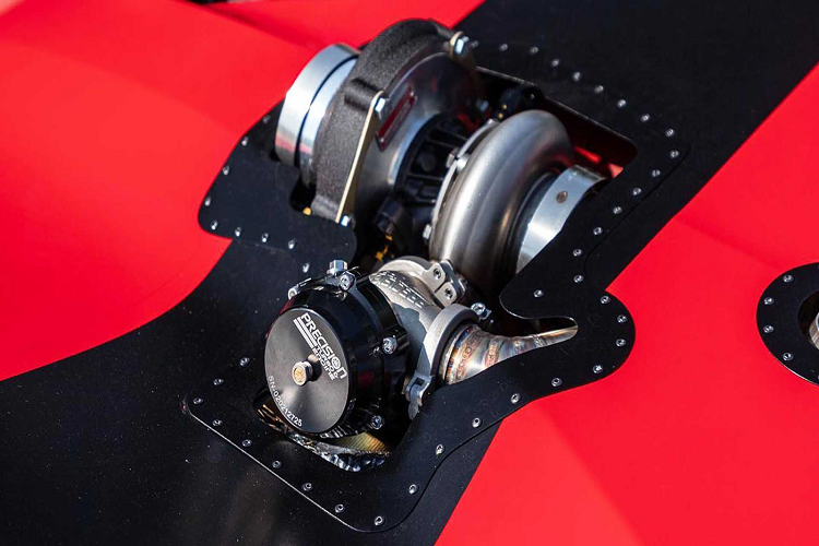 Tuy nhiên, về nguyên bản, F12 Berlinetta được trang bị động cơ V12 6,3 lít hút khí tự nhiên có khả năng sản sinh công suất 730 mã lực với mức mô-men xoắn ở mức 690 Nm, từ đây giúp xe tăng tốc từ 0 – 100 km/h chỉ trong vòng 3,1 giây và có thể đạt tốc độ tối đa lên tới 340 km/h. Mức công suất đầu ra này vẫn là chưa đủ đối với những người chơi xe này nên chính vì vậy, họ đã đem tới cho chiếc F12 Berlinetta những nâng cấp để chiếc xe có mức công suất khủng 1,500 mã lực.