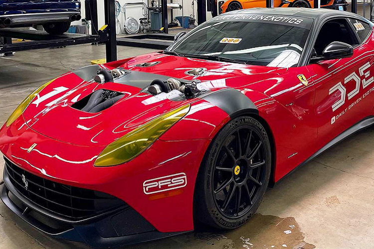 Ngoài ra, chiếc xe cũng đã được lắp đặt một bộ mâm đa chấu mới màu đen nhằm tạo diện mạo khác biệt cho chiếc xe độ. Hơn nữa, hệ thống xả nguyên bản với đầu ra phía sau đã được loại bỏ và được thay thế bằng hệ thống xả có đầu ra ngay trên phần nắp capo phía trước.