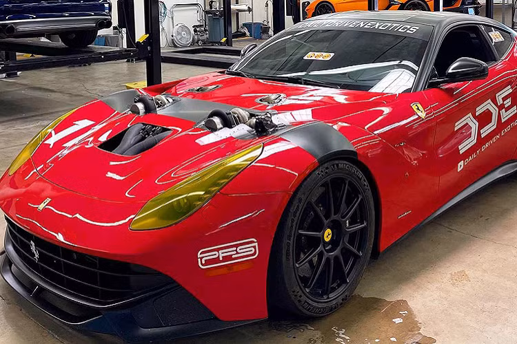 Ngoài ra, chiếc xe cũng đã được lắp đặt một bộ mâm đa chấu mới màu đen nhằm tạo diện mạo khác biệt cho chiếc xe độ. Hơn nữa, hệ thống xả nguyên bản với đầu ra phía sau đã được loại bỏ và được thay thế bằng hệ thống xả có đầu ra ngay trên phần nắp capo phía trước.