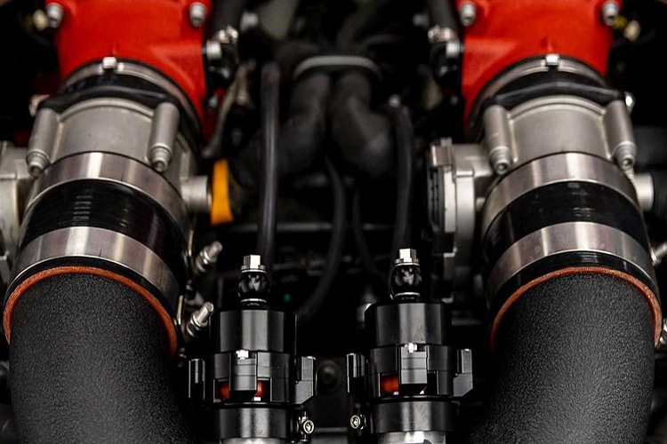 Chính từ đây, anh đã đưa ra một quyết định táo bạo khi cắt bớt một số mảng trên nắp capo, từ đó để lộ ra một số chi tiết như bộ turbo phun lửa ấn tượng. Ngoài ra, anh cũng đã phải sắp xếp lại một số bộ phận như ống nạp hay bướm ga để có được cách bố trí khoang động cơ hợp lý nhất khi cần phải lắp đặt một số chi tiết mới nhằm tăng sức mạnh tổng thể của chiếc xe.