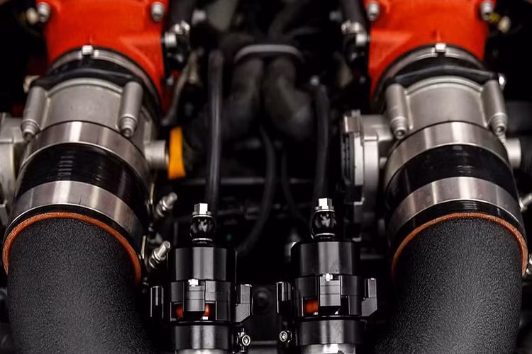 Chính từ đây, anh đã đưa ra một quyết định táo bạo khi cắt bớt một số mảng trên nắp capo, từ đó để lộ ra một số chi tiết như bộ turbo phun lửa ấn tượng. Ngoài ra, anh cũng đã phải sắp xếp lại một số bộ phận như ống nạp hay bướm ga để có được cách bố trí khoang động cơ hợp lý nhất khi cần phải lắp đặt một số chi tiết mới nhằm tăng sức mạnh tổng thể của chiếc xe.