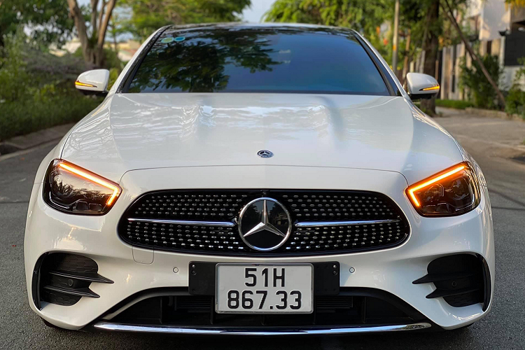 Để tiết kiệm một phần chi phí mua xe, lựa chọn xe “lướt” là một gợi ý. Đơn cử, chiếc Mercedes-Benz E300 AMG 2021 chạy lướt đang được chào bán 3,099 tỷ đồng với ODO khoảng 2.000km. Nếu so với giá “đập hộp” và lăn bánh xe mới, lựa chọn E300 AMG 2021 chạy lướt sẽ giúp người mua tiết kiệm khoảng 200 triệu đồng vào chi phí lăn bánh.