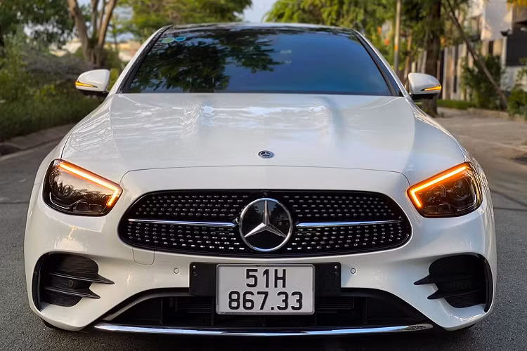 Để tiết kiệm một phần chi phí mua xe, lựa chọn xe “lướt” là một gợi ý. Đơn cử, chiếc Mercedes-Benz E300 AMG 2021 chạy lướt đang được chào bán 3,099 tỷ đồng với ODO khoảng 2.000km. Nếu so với giá “đập hộp” và lăn bánh xe mới, lựa chọn E300 AMG 2021 chạy lướt sẽ giúp người mua tiết kiệm khoảng 200 triệu đồng vào chi phí lăn bánh.