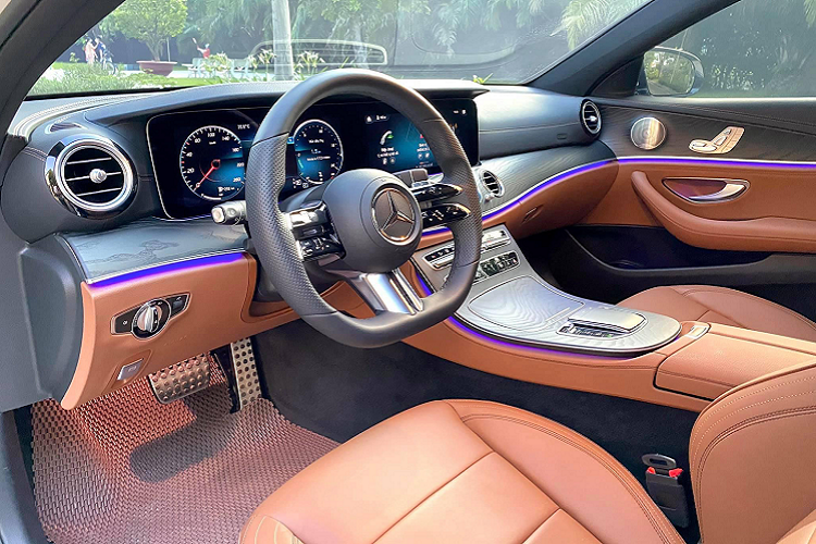 Vô lăng 3 chấu thể thao, ghế trước thể thao bọc da Nappa, dàn âm thanh sử dụng loa Burmester, trang bị đèn nội thất trang trí 64 màu, điều hòa 3 vùng độc lập, 2 cửa sổ trời, cửa hít… mẫu xe sang Mercedes-Benz E300 AMG 2021 sử dụng động cơ 4cyl, dung tích 2.0L tăng áp cho công suất tối đa 258 mã lực và mô-men xoắn cực đại 370Nm.