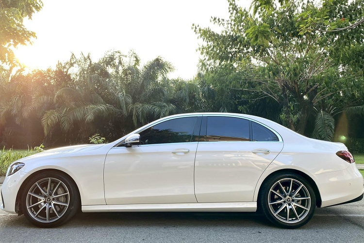 Nhìn chung, nhờ lợi thế lắp ráp, giá bán của cả dòng E-Class vẫn “dễ chịu” hơn so với các đối thủ nhập khẩu như Lexus ES (2,540 – 3,040 tỷ đồng) hay BMW 5 Series (2,499 – 3,289 tỷ đồng). Số đông người mua xe thường lựa chọn “đập hộp” xe mới, tuy nhiên nhiều khách hàng lại tìm đến những chiếc xe “lướt” để tiết kiệm chi phí. Hy vọng đây là gợi ý dành cho các bác đang quan tâm dòng E-Class 2021 muốn tiết kiệm trăm triệu đồng chi phí lăn bánh.