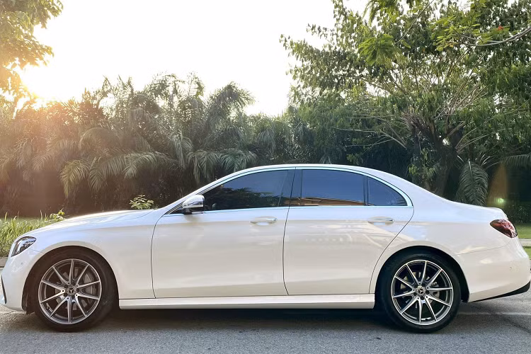 Nhìn chung, nhờ lợi thế lắp ráp, giá bán của cả dòng E-Class vẫn “dễ chịu” hơn so với các đối thủ nhập khẩu như Lexus ES (2,540 – 3,040 tỷ đồng) hay BMW 5 Series (2,499 – 3,289 tỷ đồng). Số đông người mua xe thường lựa chọn “đập hộp” xe mới, tuy nhiên nhiều khách hàng lại tìm đến những chiếc xe “lướt” để tiết kiệm chi phí. Hy vọng đây là gợi ý dành cho các bác đang quan tâm dòng E-Class 2021 muốn tiết kiệm trăm triệu đồng chi phí lăn bánh.