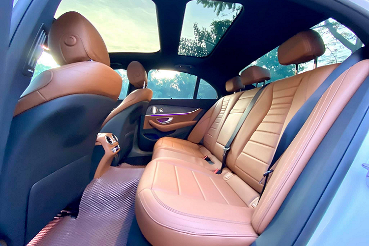 Khác với các phiên bản như E180 hay E200 Exclusive, phiên bản E300 AMG thiên hướng thể thao thường được nhiều khách hàng mua xe tự cầm lái hơn là ngồi ở vị trí ông chủ. Bên cạnh đó, giá bán của 2,95 tỷ đồng Mercedes-Benz E300 AMG 2021 dễ tiếp cận hơn so với BMW 530i M Sport nhập khẩu (3,289 tỷ đồng).