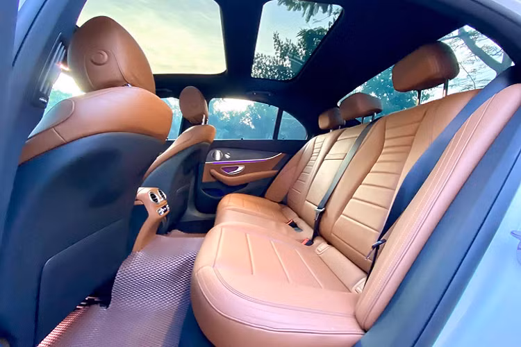 Khác với các phiên bản như E180 hay E200 Exclusive, phiên bản E300 AMG thiên hướng thể thao thường được nhiều khách hàng mua xe tự cầm lái hơn là ngồi ở vị trí ông chủ. Bên cạnh đó, giá bán của 2,95 tỷ đồng Mercedes-Benz E300 AMG 2021 dễ tiếp cận hơn so với BMW 530i M Sport nhập khẩu (3,289 tỷ đồng).