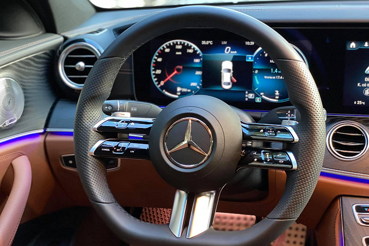 Sức mạnh được truyền xuống cầu sau (RWD), thông qua hộp số tự động 9 cấp (9AT). Là phiên bản cao cấp nhất trong 3 phiên bản được phân phối, E300 mang công suất mạnh mẽ hơn so với E 200 (2.0L tăng áp 197 mã lực) hay E 180 (1.5L tăng áp ~156 mã lực).