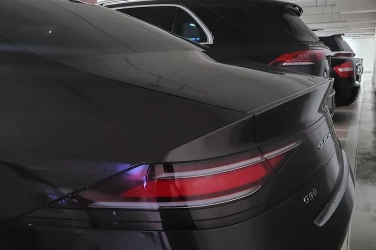 Ở đằng sau, Genesis G90 2022 không được trang bị cụm đèn hậu với 2 dải đèn LED song song như đèn pha. Thay vào đó là cụm đèn hậu LED thanh mảnh và góc cạnh, nối liền với nhau. Bên dưới đèn hậu còn có một dải đèn nữa, kéo dài sang chắn bùn sau khiến đuôi xe trông như rộng hơn. Chưa hết, Genesis G90 2022 còn nẹp xung quanh thân xe, tích hợp đèn phản quang nằm ngang trên cản sau. Cuối cùng là 2 đầu ống xả giả hình chiếc khiên giống lưới tản nhiệt