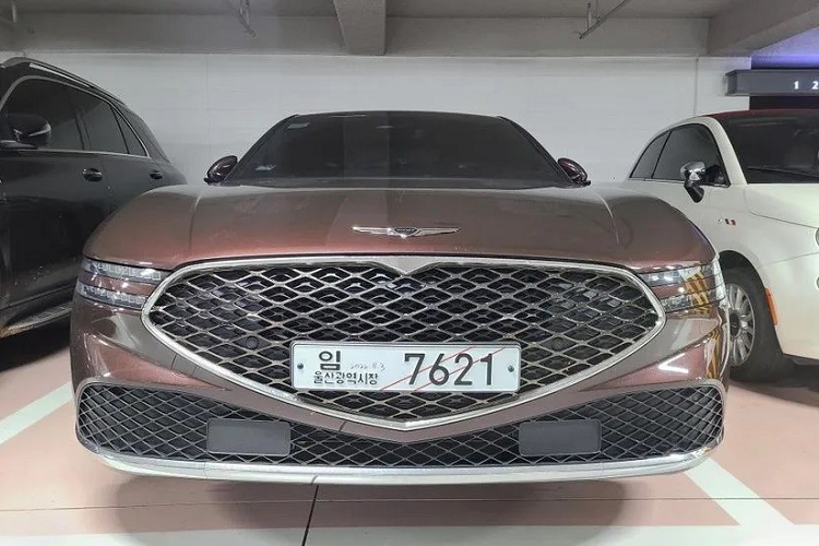 Đây là thế hệ thứ hai của Genesis G90 hạng sang, nó được hãng xe Hàn ôm tham vọng cạnh tranh với những đối thủ Đức như Mercedes-Benz S-Class, BMW 7-Series và Audi A8. Tuy có giá rẻ hơn đáng kể so với những đối thủ này nhưng Genesis G90 sở hữu doanh số chưa thực sự cao.