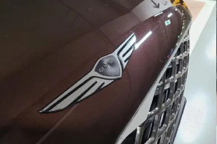 Để tăng thêm sức cạnh tranh cho G90, thương hiệu Genesis hiện đang chuẩn bị tung ra thế hệ mới của dòng xe này. Bước sang thế hệ mới, xe được áp dụng ngôn ngữ thiết kế Athletic Elegance nên trông vừa thể thao vừa thanh lịch.