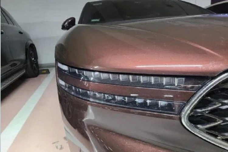 Trên đầu xe, G90 2022 vẫn được trang bị lưới tản nhiệt hình chiếc khiên Crest Grille đặc trưng của thương hiệu Genesis. Tuy nhiên, lưới tản nhiệt của xe được thiết kế với cấu trúc đa lớp G-Matrix mới, tạo hiệu ứng không gian 3 chiều.