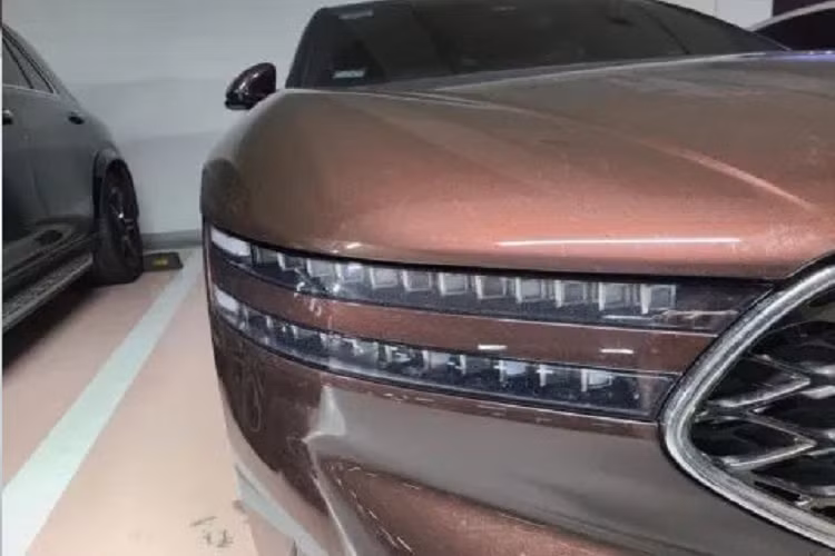 Trên đầu xe, G90 2022 vẫn được trang bị lưới tản nhiệt hình chiếc khiên Crest Grille đặc trưng của thương hiệu Genesis. Tuy nhiên, lưới tản nhiệt của xe được thiết kế với cấu trúc đa lớp G-Matrix mới, tạo hiệu ứng không gian 3 chiều.