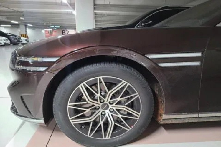 Nối liền với lưới tản nhiệt khá lớn là cụm đèn pha Two-Line, đi kèm 2 dải nằm song song với nhau. Bên dưới còn có 2 khe gió nhỏ ở hai góc đầu xe và hốc gió trung tâm tương đối rộng. Trong khi đó, nắp ca-pô được thiết kế hình vỏ sò, tạo cảm giác liền lạc cho đầu xe.