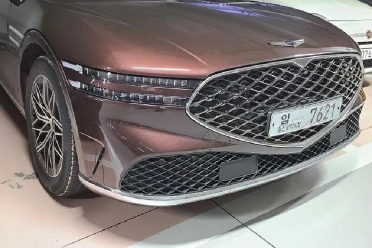 Hiện hình ảnh nội thất và thông tin về động cơ cũng như giá xe Genesis G90 2022. Theo tin đồn, xe sẽ được trang bị động cơ xăng Smartstream V6, tăng áp, dung tích 3.5L nâng cấp, thay cho máy V8, dung tích 5.0L cũ. Động cơ mới tạo ra công suất tối đa 380 mã lực và mô-men xoắn cực đại 530 Nm. Động cơ sẽ kết hợp với hộp số tự động 8 cấp và hệ dẫn động 4 bánh toàn thời gian tùy chọn. Genesis sẽ bắt đầu nhận cọc của khách muốn mua G90 2022 ở thị trường Hàn Quốc từ tháng sau.