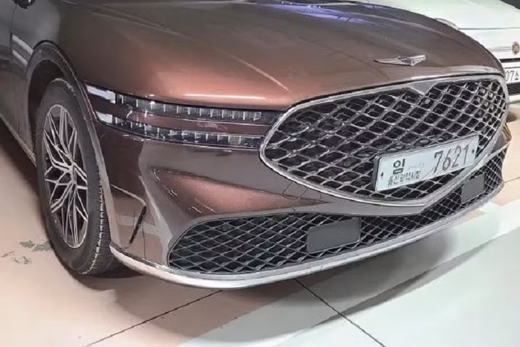 Hiện hình ảnh nội thất và thông tin về động cơ cũng như giá xe Genesis G90 2022. Theo tin đồn, xe sẽ được trang bị động cơ xăng Smartstream V6, tăng áp, dung tích 3.5L nâng cấp, thay cho máy V8, dung tích 5.0L cũ. Động cơ mới tạo ra công suất tối đa 380 mã lực và mô-men xoắn cực đại 530 Nm. Động cơ sẽ kết hợp với hộp số tự động 8 cấp và hệ dẫn động 4 bánh toàn thời gian tùy chọn. Genesis sẽ bắt đầu nhận cọc của khách muốn mua G90 2022 ở thị trường Hàn Quốc từ tháng sau.