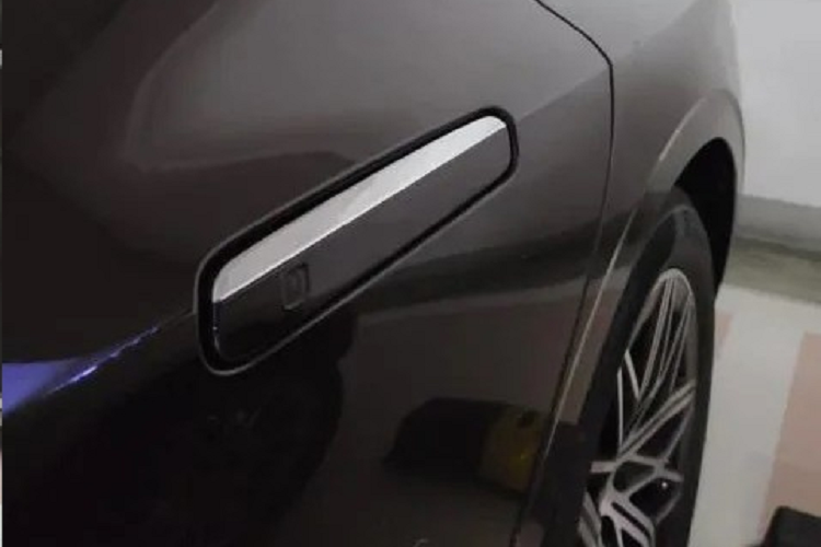 Bên sườn, Genesis G90 2022 đi kèm 2 dải đèn LED báo rẽ phía sau chắn bùn trước, tạo cảm giác như nối liền với đèn pha. Bên cạnh đó là đường vai xe uốn cong mềm mại, kéo dài từ chắn bùn trước đến đèn hậu. Ngoài ra, xe còn được trang bị tay nắm cửa có thể bật lên, thụt xuống và viền cửa sổ mạ crôm hất lên ở cuối, nối với cột C.