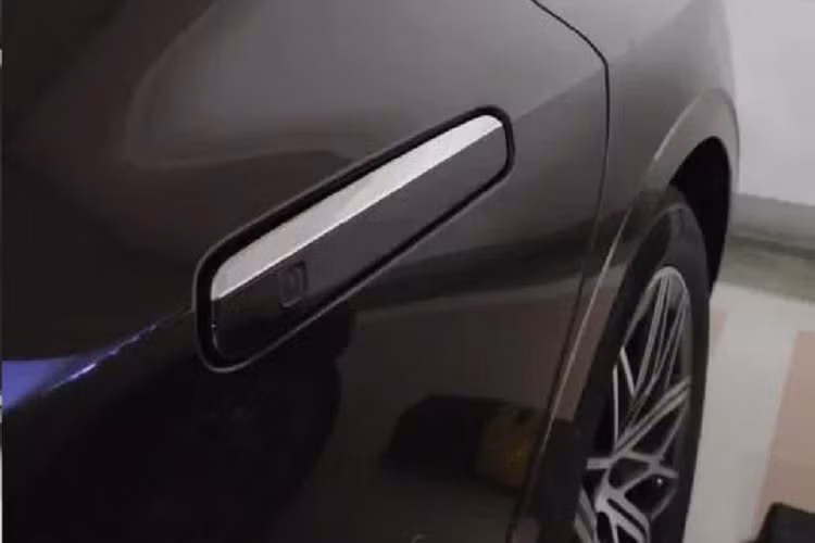 Bên sườn, Genesis G90 2022 đi kèm 2 dải đèn LED báo rẽ phía sau chắn bùn trước, tạo cảm giác như nối liền với đèn pha. Bên cạnh đó là đường vai xe uốn cong mềm mại, kéo dài từ chắn bùn trước đến đèn hậu. Ngoài ra, xe còn được trang bị tay nắm cửa có thể bật lên, thụt xuống và viền cửa sổ mạ crôm hất lên ở cuối, nối với cột C.