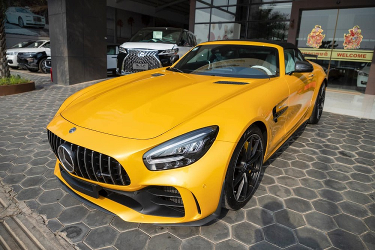 Chưa dừng lại đó, dòng xe Mercedes-AMG GT R còn có một biến thể khác là Mercedes-AMG GT R Roadster mui trần được xem như là phiên bản mui trần của siêu xe Mercedes-AMG GT R đang có mặt trong garage của Cường "Đô-la". Hiện chưa có chiếc xe Mercedes-AMG GT R mui trần nào được mang về nước nhưng các đại gia ở Campuchia đã đón nhận chiếc xe Mercedes-AMG GT R Roadster đầu tiên.