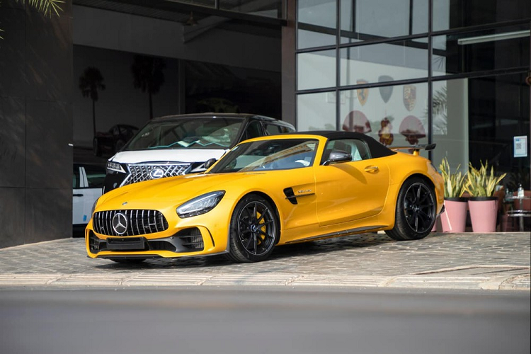 Kể từ khi chiếc xe thể thao hạng sang Mercedes-AMG GT R ra mắt vào năm 2016, giới mê xe đã mong chờ vào phiên bản Roadster xuất hiện dưới dạng mui xếp mềm. Nhưng phải đến triển lãm ô tô Geneva 2019, hãng xe sang đến từ Đức mới có câu trả lời với siêu xe Mercedes-AMG GT R Roadster chỉ có đúng 750 xe sản xuất trên toàn thế giới.
