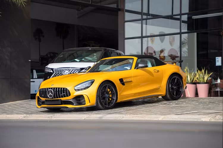 Kể từ khi chiếc xe thể thao hạng sang Mercedes-AMG GT R ra mắt vào năm 2016, giới mê xe đã mong chờ vào phiên bản Roadster xuất hiện dưới dạng mui xếp mềm. Nhưng phải đến triển lãm ô tô Geneva 2019, hãng xe sang đến từ Đức mới có câu trả lời với siêu xe Mercedes-AMG GT R Roadster chỉ có đúng 750 xe sản xuất trên toàn thế giới.