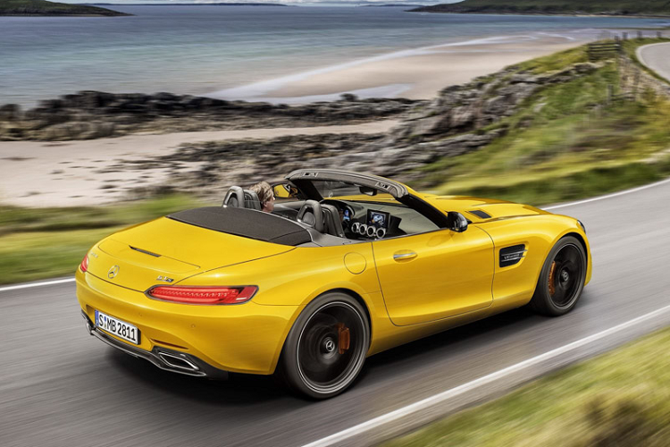 Vận tốc tối đa trên Mercedes-AMG GT R Coupe là 319 km/h, trong khi đó, Mercedes-AMG GT R Roadster chỉ đạt tốc độ tối đa 317 km/h kém 2 km/h. Điều này không quá quan trọng với một mẫu xe thể thao hạng sang mui trần như Mercedes-AMG GT R Roadster. 