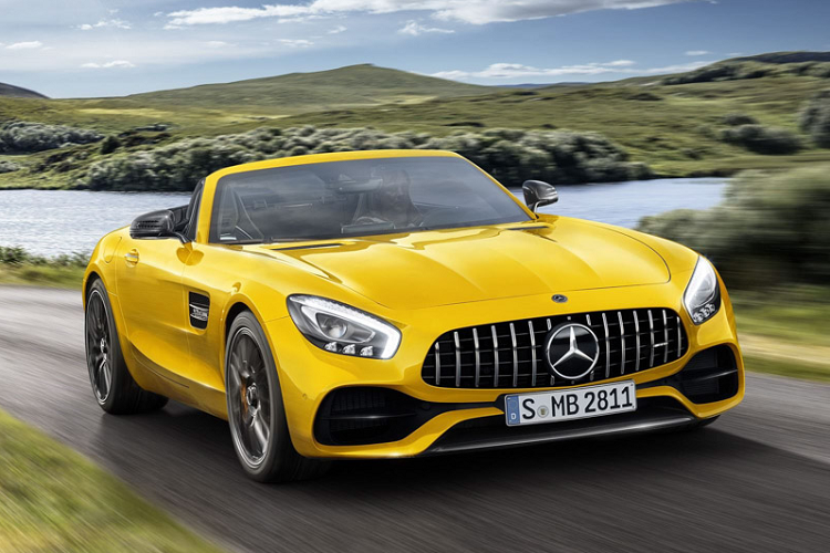 Điểm thú vị chính là Mercedes-AMG GT R phiên bản mui trần vẫn có sức mạnh đáng kinh ngạc đến từ chiếc Coupe, nhưng giờ đây, chủ nhân của chiếc xe này có thể tuỳ biến từ một chiếc Coupe sang mui trần sành điệu chưa đến 16 giây.