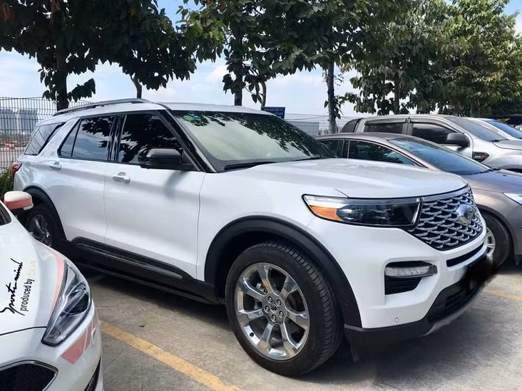 Dai ly nhan coc Ford Explorer 2021, gan 2,3 ty tai Viet Nam