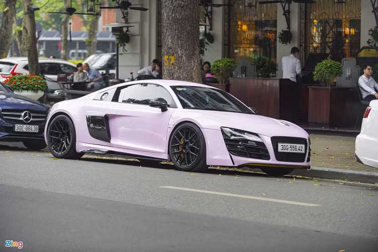 Tiếp theo là cặp đôi Audi R8 và Ford Mustang GT 5.0. Điểm thu hút của 2 xe là ngoại thất màu hồng phấn. Việc đổi màu 2 mẫu xe này được thực hiện bằng phương pháp dán decal. Cả 2 xe đều được thay đổi hệ thống ống xả, cho ra âm thanh uy lực hơn. 