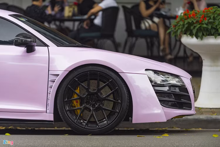 Chiếc Audi R8 thuộc phiên bản động cơ V8, dung tích 4.2L hút khí tự nhiên và được trang bị gói độ Prior Design độc nhất tại Việt Nam. Chiếc xe với nhiều chi tiết được thay thế bằng vật liệu carbon như ốp gương, cánh gió, tấm lướt gió sau cùng cặp mâm ADV.1 và cùm phanh vàng phía trong
