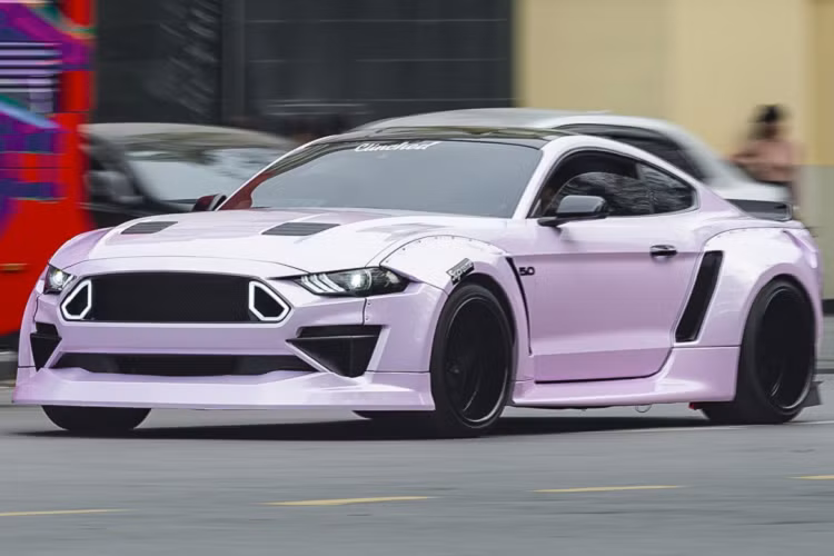 Ford Mustang GT 5.0 đời 2019 này thuộc sở hữu của được đại gia trẻ tuổi tại Hà Nội. Chiếc xe cơ bắp Mỹ từng có thời gian ở TP.HCM để lên gói độ bodykit của thương hiệu Clinched Flares. Xe được trang bị ống xả Akrapovic. Xe sử dụng động cơ hút khí tự nhiên V8, dung tích 5.0L, sản sinh công suất 460 mã lực. 