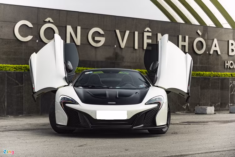 Chiếc McLaren 650S Spider này từng thuộc sở hữu của ông Đặng Lê Nguyên Vũ. Hiện tại, siêu xe mui trần này đang có mặt tại Hà Nội. Chiếc xe được độ lại nắp capo bằng carbon lấy cảm hứng từ hypercar P1. Xe sử dụng khối động cơ V8 tăng áp kép, dung tích 3.8L, sản sinh công suất 641 mã lực.