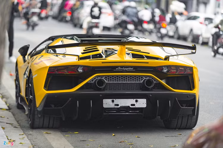 Xe gồm nhiều chi tiết bằng carbon như cánh gió sau, cản trước và sau...