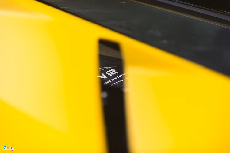 Lamborghini Aventador SVJ sử dụng khối động cơ V12 với dung tích 6.5L, sản sinh công suất cực đại 770 mã lực và mô-men xoắn 720 Nm. Sức mạnh này giúp "siêu bò" tăng tốc 0-100 km/h trong dưới 3 giây trước khi đạt tốc độ tối đa 350 km/h. 