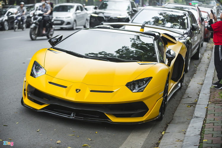Tiếp theo là chiếc Lamborghini Aventador SVJ Roadster độc nhất tại Việt Nam. Xe sở hữu màu ngoại thất vàng nhám. Hiện tại, các đại gia Việt đã mang về 3 chiếc SVJ, trong đó 2 chiếc thuộc phiên bản Coupe và 1 chiếc Roadster. 