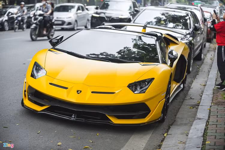 Tiếp theo là chiếc Lamborghini Aventador SVJ Roadster độc nhất tại Việt Nam. Xe sở hữu màu ngoại thất vàng nhám. Hiện tại, các đại gia Việt đã mang về 3 chiếc SVJ, trong đó 2 chiếc thuộc phiên bản Coupe và 1 chiếc Roadster. 