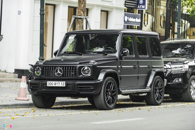 Mercedes-AMG G 63 là cái tên không còn mấy xa lạ trong giới chơi xe tại Việt Nam. Với mức giá lăn bánh khoảng 13 tỷ đồng cùng thiết kế nam tính, cứng cáp, G 63 ngày càng được đại gia Việt ưa chuộng. Cung cấp sức mạnh cho chiếc SUV hạng sang này là động cơ tăng áp kép V8 4.0L, cho công suất 577 mã lực.