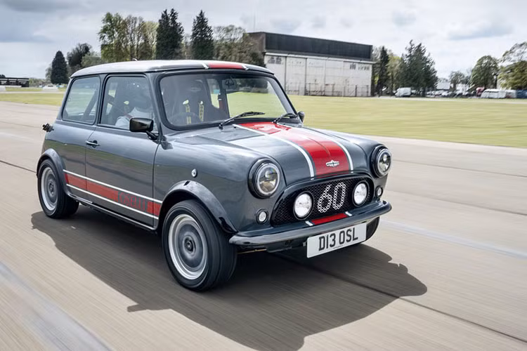 David Brown Automotive có kế hoạch sản xuất giới hạn 60 chiếc Mini Remastered Oselli Edition, và cả cấu hình tay lái bên trái lẫn bên phải đều sẽ có giá khởi điểm 98.000 bảng Anh (khoảng 3,2 tỷ đồng). Giá này gấp khoảng 3 lần so với một chiếc Mini John Cooper Works GP mới, bản Mini mạnh nhất lúc này.