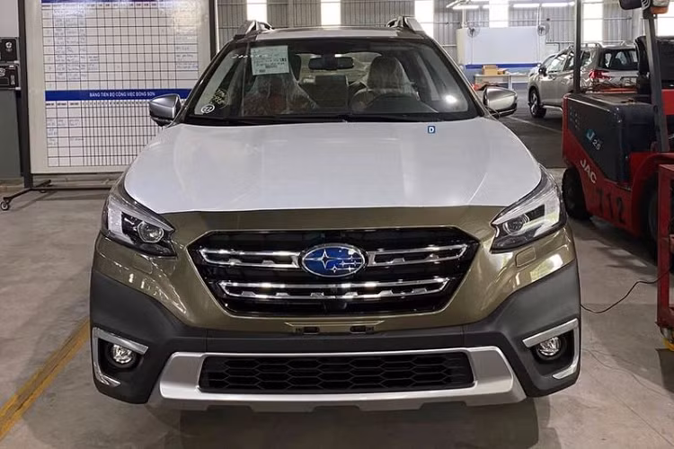 Nội thất Subaru Outback 2022 mới cũng chung "số phận" khi vô lăng, đồng hồ, bảng điều khiển... đều giống với thế hệ trước, cập nhật đáng chú ý nhất là màn hình trung tâm 11,6 inch đặt dọc mới, hỗ trợ Apple CarPlay/Android Auto. Chiếc xe đang có mặt tại showroom có cabin màu nâu - đen.