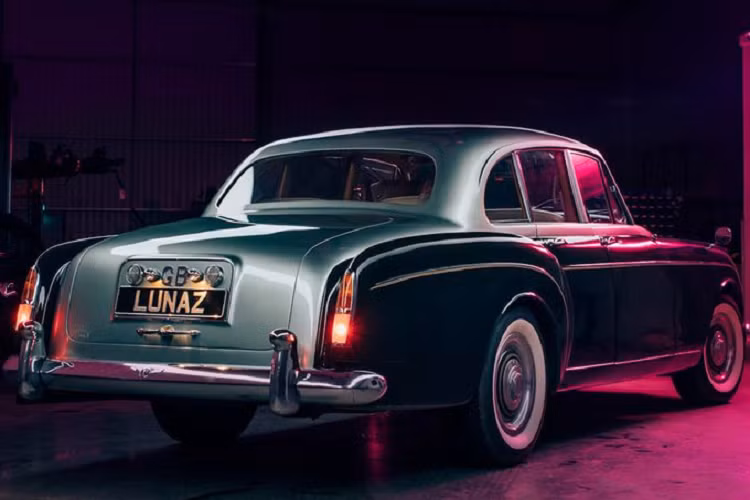 Trong khi giữ kín về động cơ của S3, Lunaz cho biết hãng đã nâng cấp hệ thống phanh và hệ thống treo của Continental, đồng thời bổ sung thiết lập lái trợ lực điện để giúp quản lý mức hiệu suất mới. Ngoài ra, xe cũng có hệ thống điều hòa không khí hiện đại và màn hình thông tin giải trí kiểu cổ điển có tính năng Apple CarPlay.