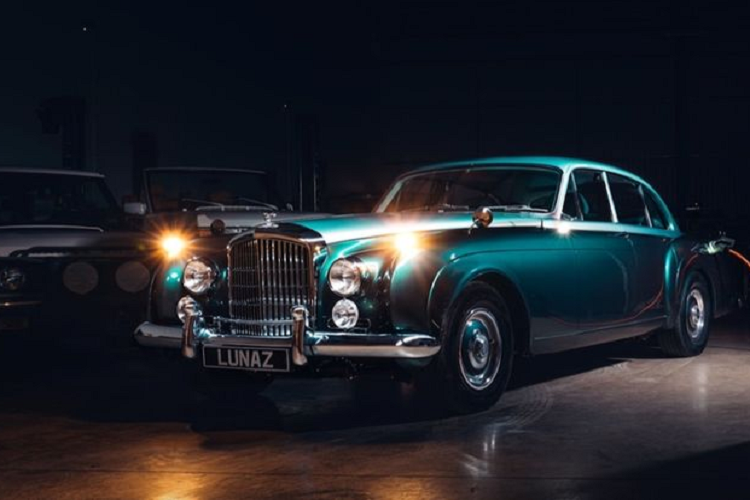 Về ngoại thất, chiếc xe siêu sang Bentley S3 Continental Flying Spur 60 tuổi này đã trải qua quá trình phục hồi tỉ mỉ nên trông rất mới và cao cấp. Xe được hoàn thiện trong hai tông màu xanh lá cây theo yêu cầu của chủ nhân.