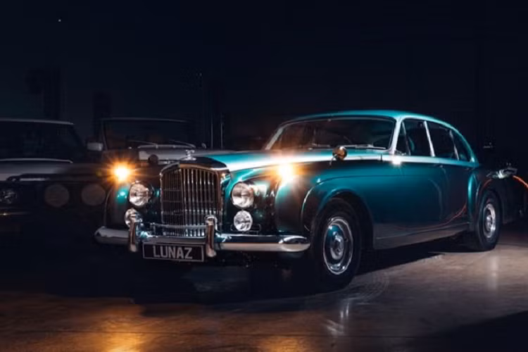 Về ngoại thất, chiếc xe siêu sang Bentley S3 Continental Flying Spur 60 tuổi này đã trải qua quá trình phục hồi tỉ mỉ nên trông rất mới và cao cấp. Xe được hoàn thiện trong hai tông màu xanh lá cây theo yêu cầu của chủ nhân.