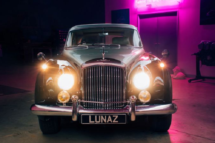 Lunaz không chia sẻ chi tiết Bentley S3 Continental 60 tuổi độ xe sang điện nhưng đó khả năng cao là thiết lập tương tự trên sản phẩm Rolls-Royce Silver Cloud của Lunaz. Chiếc Rolls-Royce đó được trang bị một cặp mô-tơ điện cho công suất 375 mã lực và mô-men xoắn cực đại 700Nm.