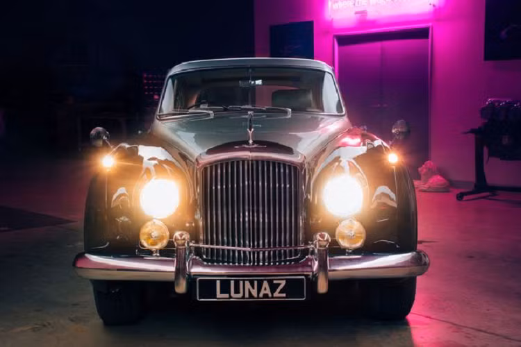 Lunaz không chia sẻ chi tiết Bentley S3 Continental 60 tuổi độ xe sang điện nhưng đó khả năng cao là thiết lập tương tự trên sản phẩm Rolls-Royce Silver Cloud của Lunaz. Chiếc Rolls-Royce đó được trang bị một cặp mô-tơ điện cho công suất 375 mã lực và mô-men xoắn cực đại 700Nm.