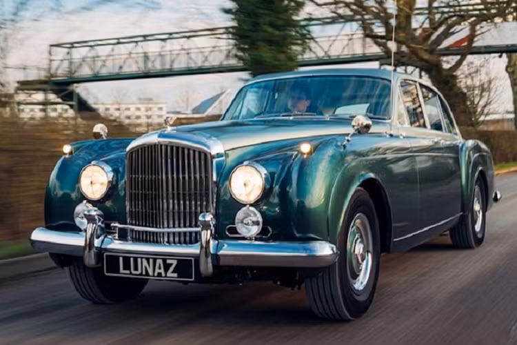 Mới đây, Bentley S3 Continental Flying Spur đời 1961 đã được Lunaz sửa đổi mạnh mẽ bằng cách thay thế toàn bộ hệ truyền động bằng hệ thống điện và pin. Lunaz là một công ty có trụ sở tại Anh chuyên nâng cấp xe cổ của Anh thành những chiếc xe điện nhanh nhẹ.