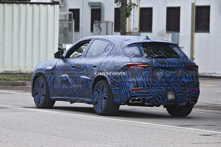 Nét mềm mại của những đường gân trên nắp ca-pô rất hợp tông với thiết kế mềm mại của cột A cũng như phần kính cửa sổ ở hai bên thân xe. Mui nóc ở đuôi được làm dốc về sau, khá giống với cách thiết kế của đối thủ Porsche Macan.